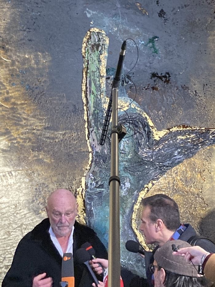 Anselm Kiefer davanti all’opera che rappresenta Camilla Erculiani