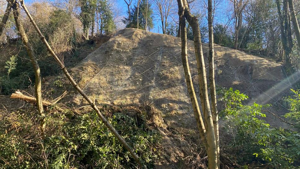 Nuove reti paramassi posizionate in via Cadorna, lavori di messa in sicurezza dopo la frana