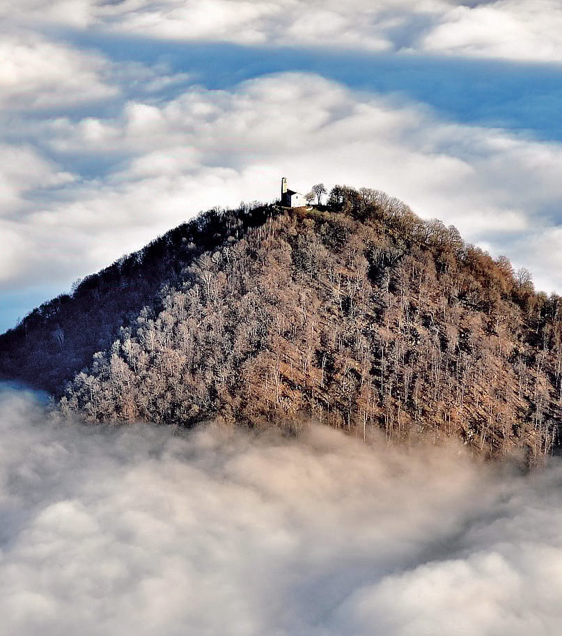 ll romanzo è ambientato in un paese, all’apparenza addormentato, incastonato tra le montagne