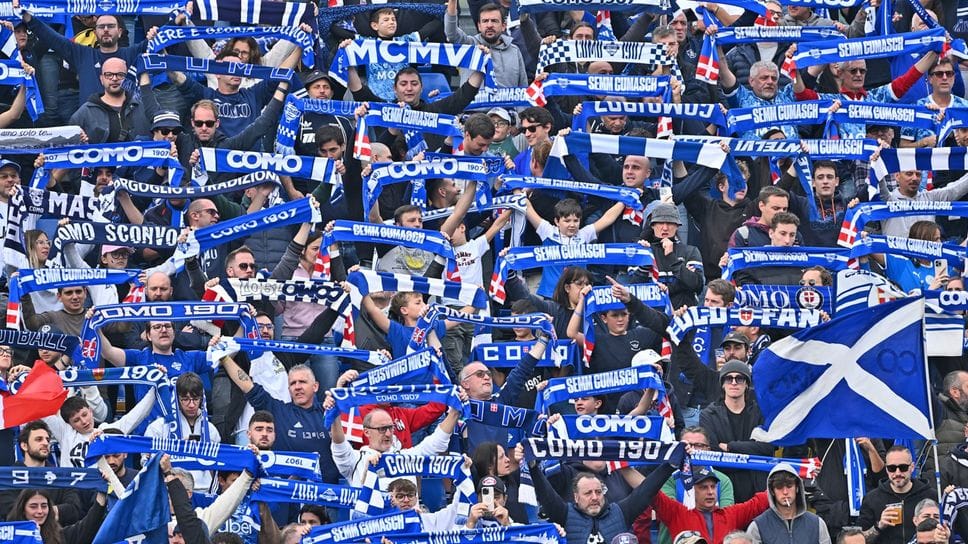 La  sciarpata dei tifosi del Como al Sinigaglia