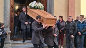 La bara dall’uscita della cerimonia funebre