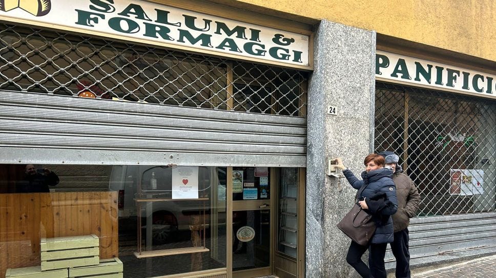 Molti negozi di vicinato hanno chiuso dopo tanti anni di attività