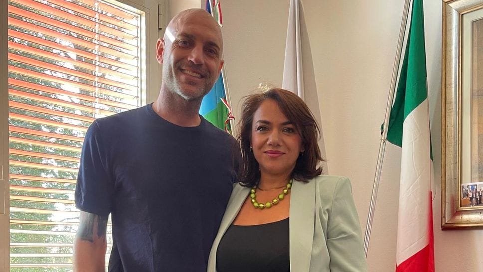 Nicolas Giani con il sindaco di Lurate Caccivio Serena Arrighi