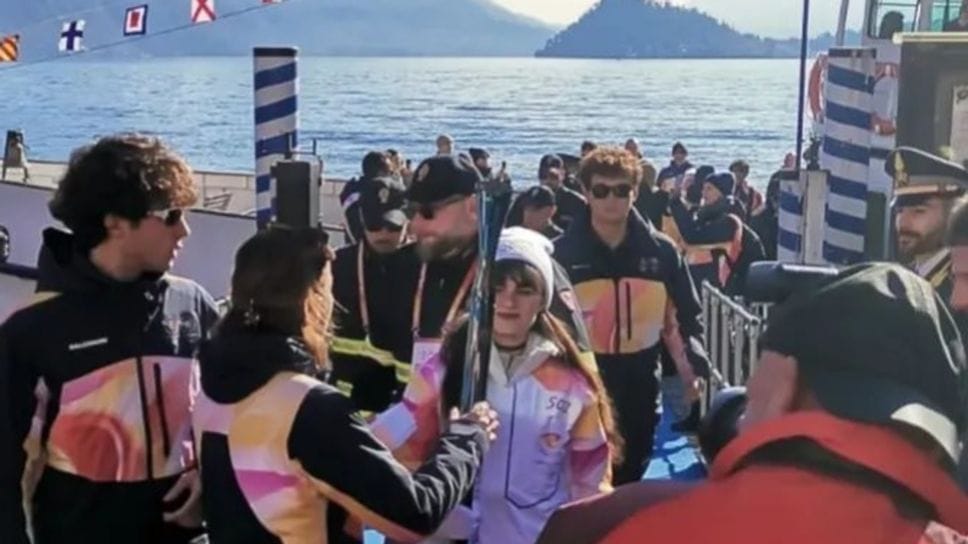 La fiaccola ieri sul Lario al pontile di Menaggio, poi la partenza per Bellagio