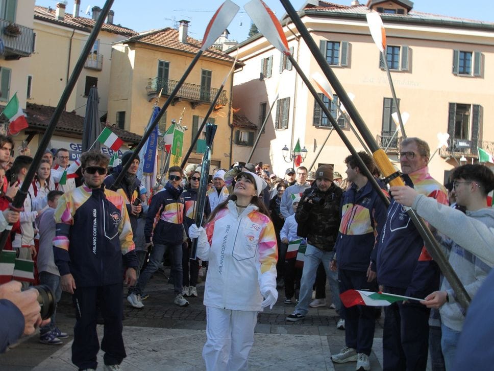 L’omaggio dei giovani atleti della Canottieri con i remi in mano