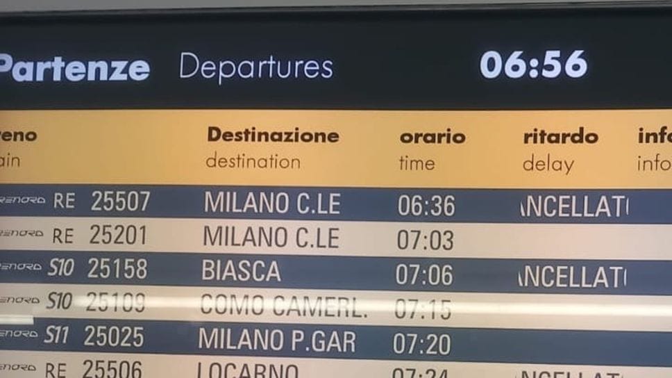Il tabellone che annuncia gli orari delle corse e le altre informazioni sui treni in arrivo in stazione a Como San Giovanni