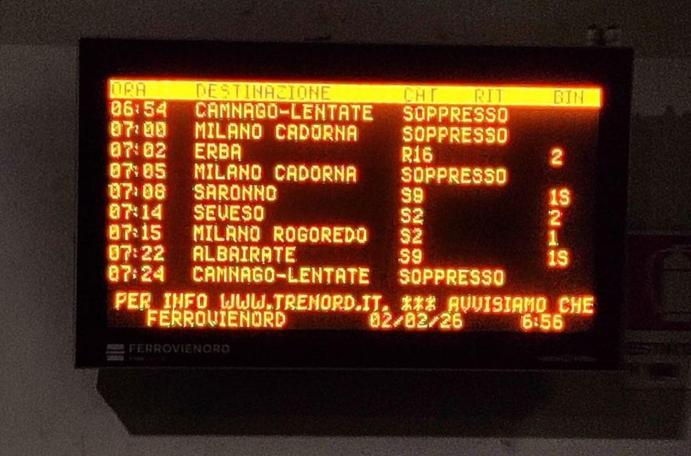 Tabelloni fotografati in diverse città lombarde dove si indica la soppressione anche di corse previste nelle fasce protette