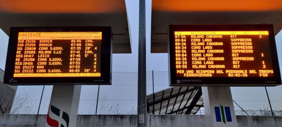 Tabelloni fotografati in diverse città lombarde dove si indica la soppressione anche di corse previste nelle fasce protette