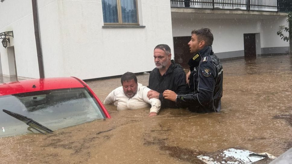 Soccorsi a un uomo durante l’alluvione di settembre