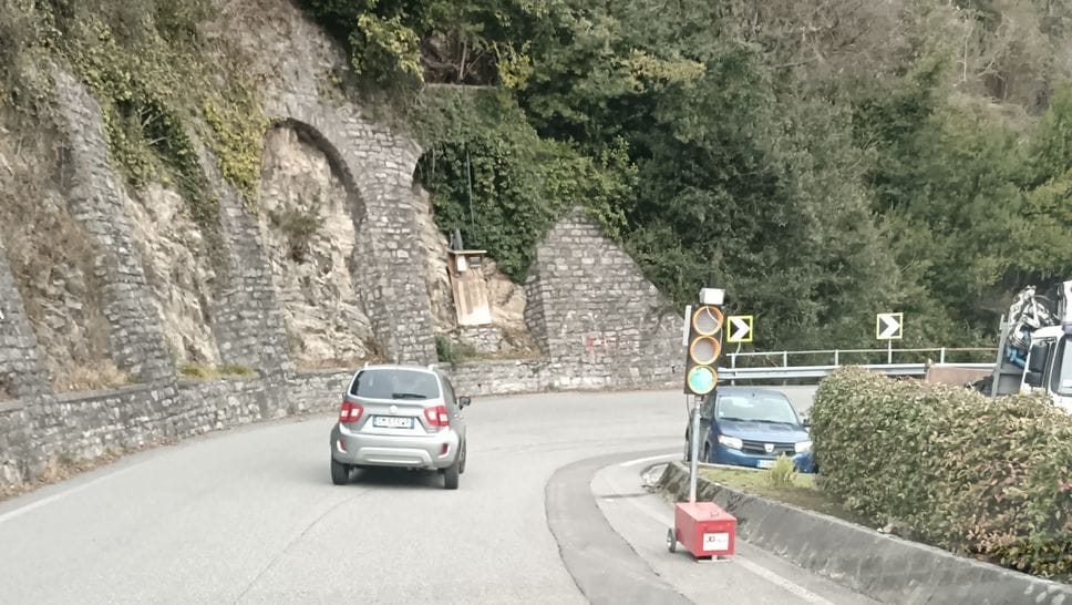 Il semaforo sulla Sp 13 per consentire i carotaggi