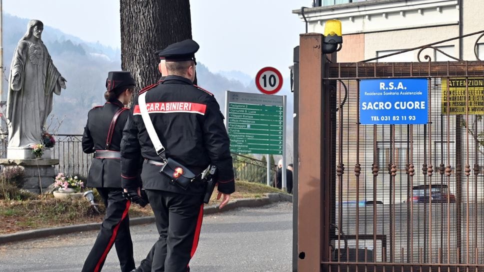 I carabinieri all’ingresso della struttura