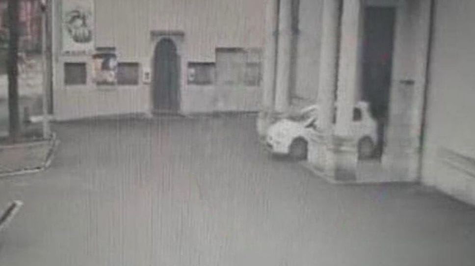 L’auto fuori dalla chiesa  di Merone