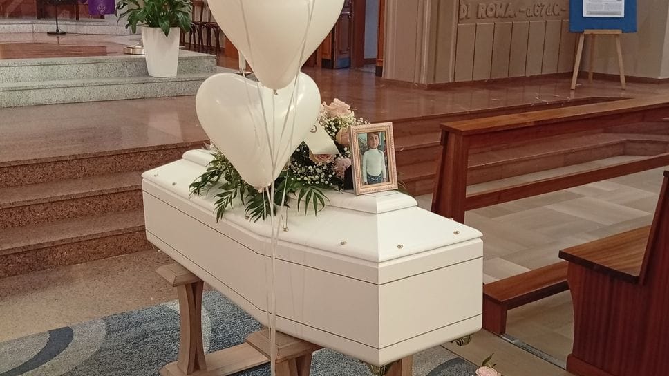 Il feretro con i palloncini bianchi
