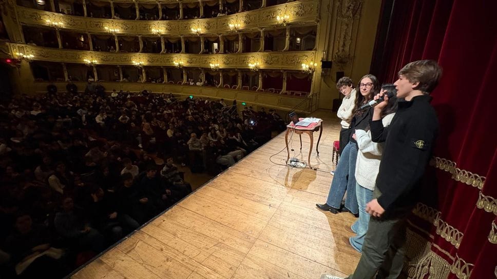 I rappresentanti degli studenti del Liceo Volta sul palco per l’assemblea organizzata al Teatro Sociale
