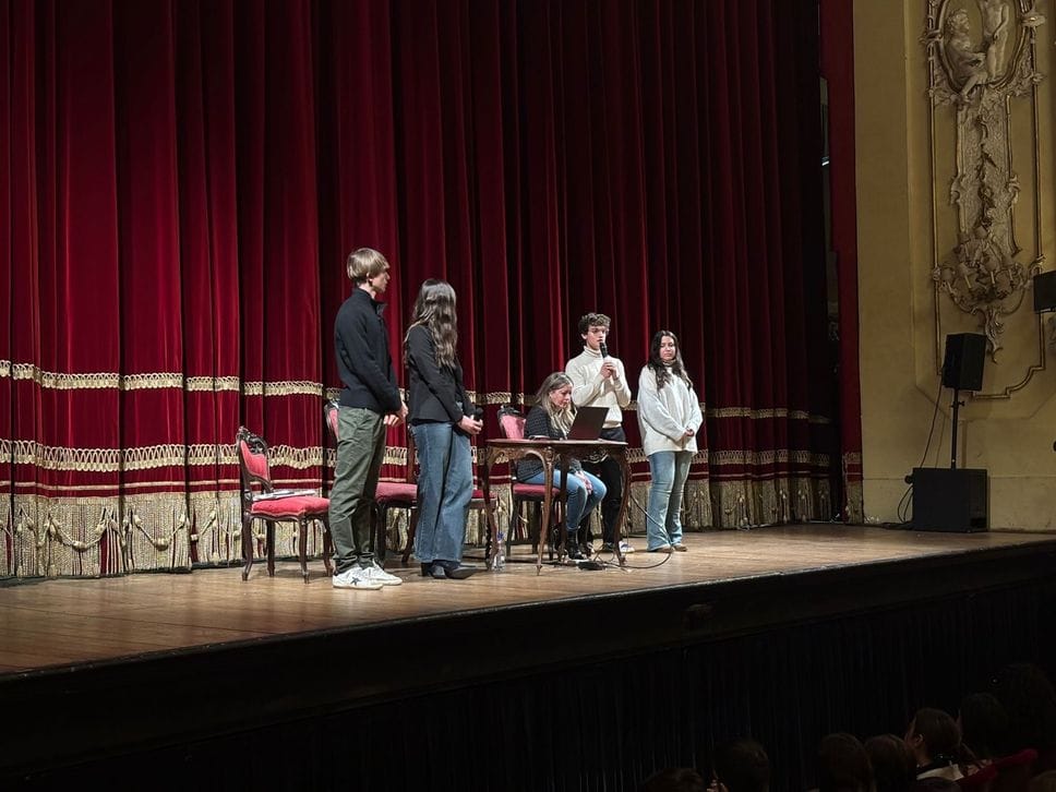 Assemblea studenti Volta al Sociale i rappresentanti Dikran Manoukian, Martina Butti, Andrea Iacono e Clara Chianese, con la preside del Volta Barbara Pintus