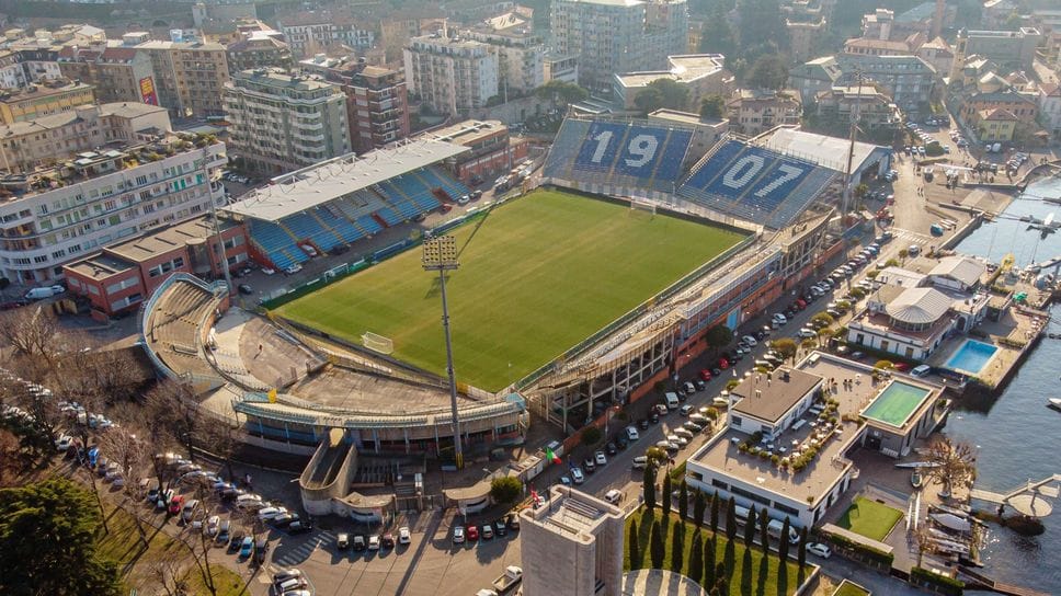 Una veduta aere dello stadio Sinigaglia a Como in un’immagine d’archivio