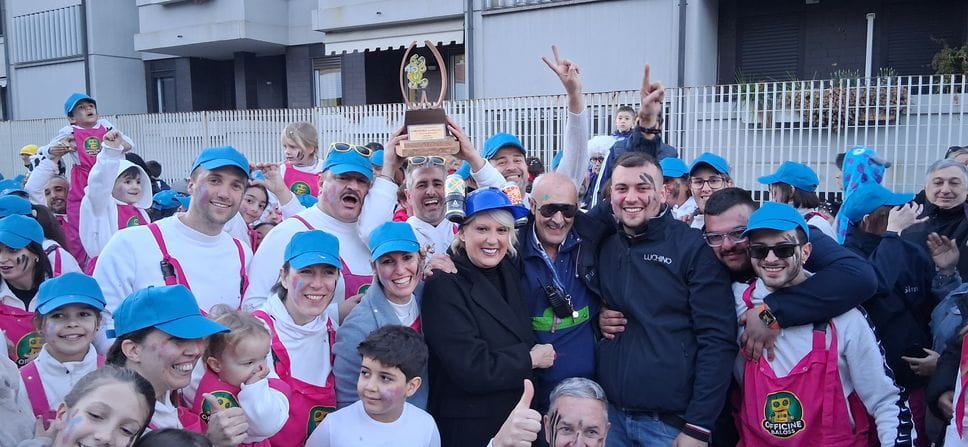 Il gruppo dei Baloss esulta con il trofeo dopo la vittoria