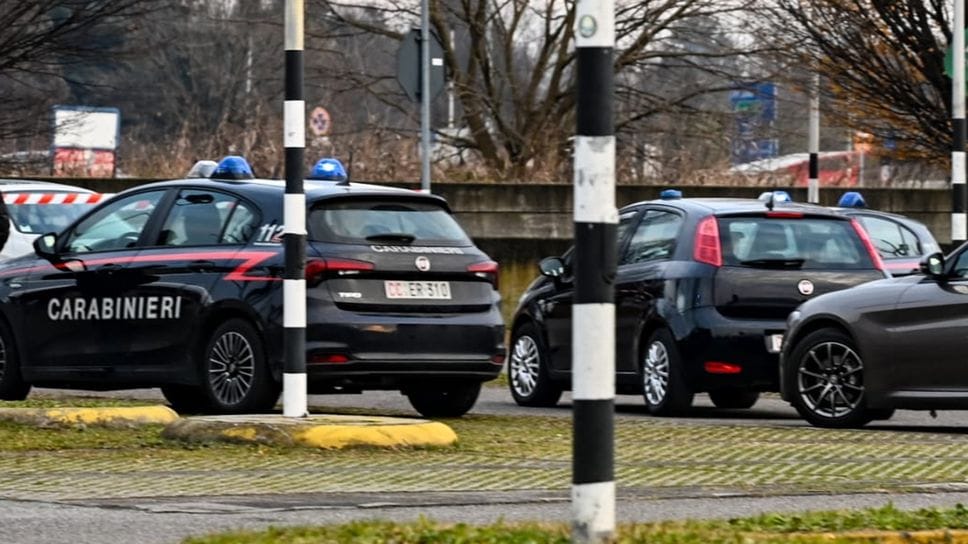 Una pattuglia di (veri) carabinieri in azione a Mariano Comense