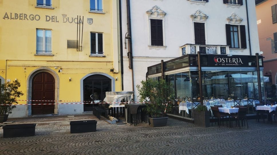 L’area di fronte al locale dopo l’eliminazione della veranda