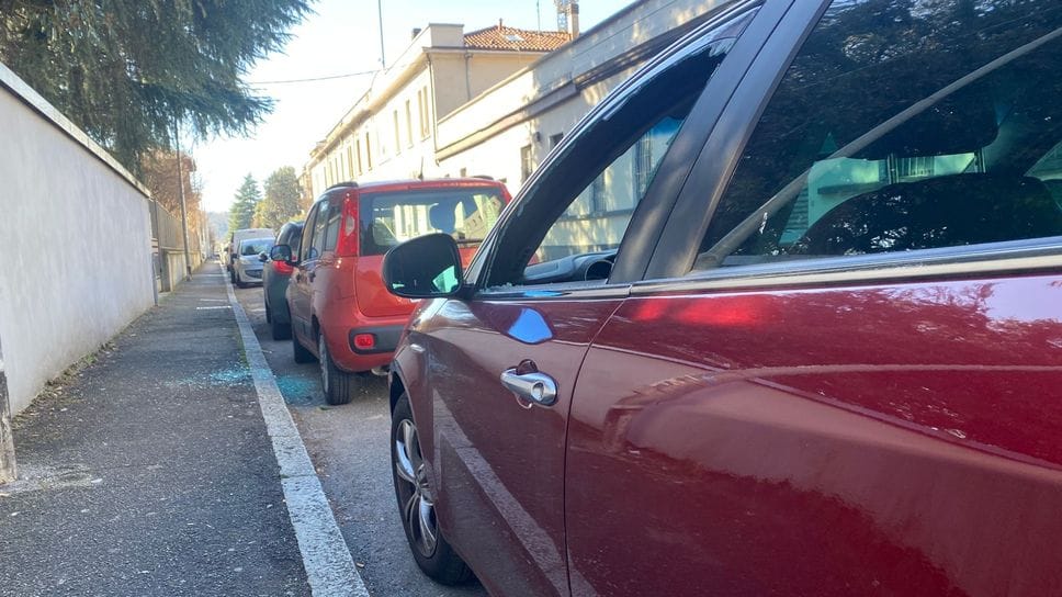 I veicoli danneggiati lungo via Scalabrini