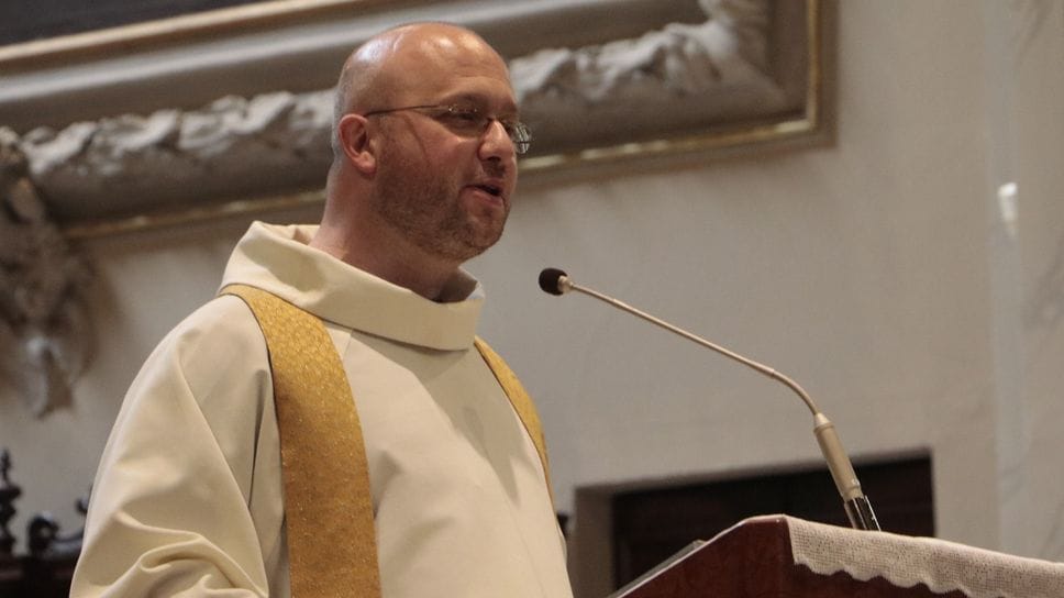 Il profilo dell’arciprete di Menaggio, don Davide  Pozzi, è  finito nelle mani dei truffatori