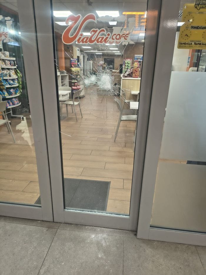 Fino Mornasco - Il danno alla porta del bar della stazione