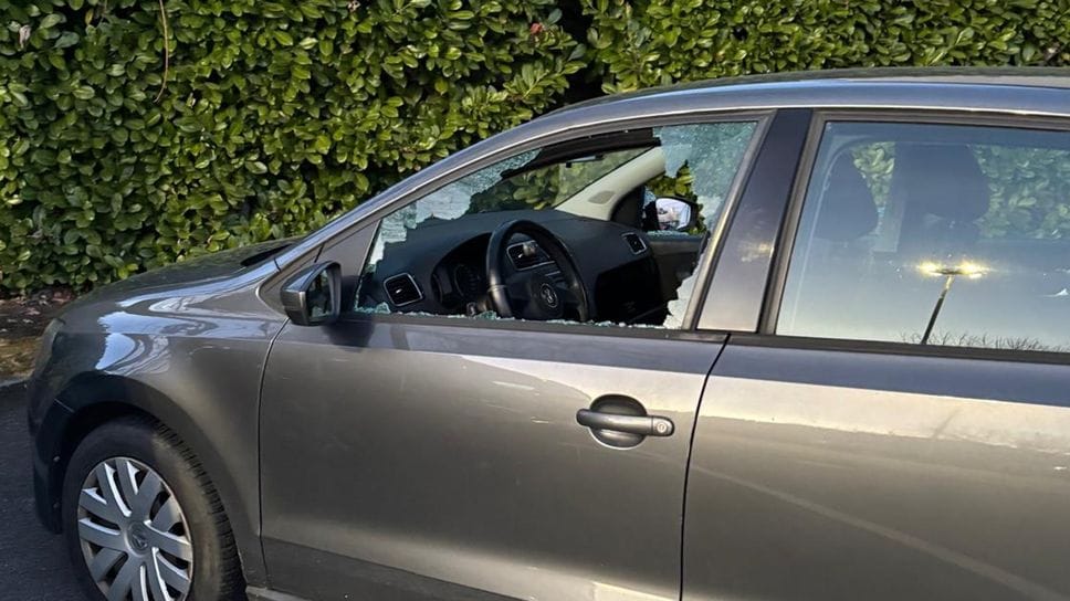 Una delle auto danneggiate nel parcheggio di Luisago