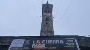 Lo striscione contro le guerre affisso sotto San Paolo a Natale