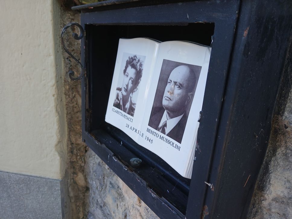 Le foto di Benito Mussolini e Claretta Petacci esposte a Giulino di Mezzegra
