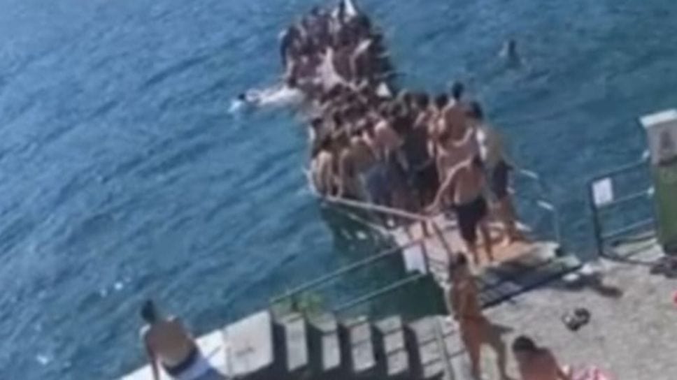 Il pontile preso d’assalto dai bagnanti prima di affondare a Blevio la scorsa estate