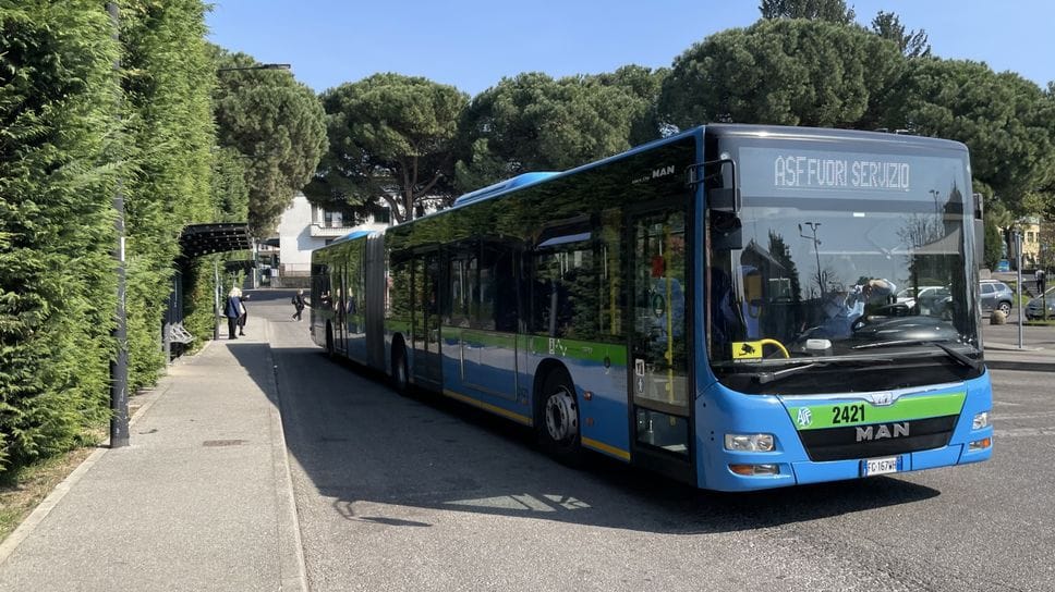 Il piazzale Cai a Cantù dove arrivano i bus da Como