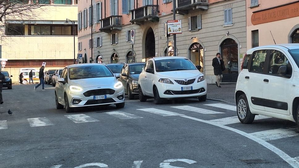 L’area dalla quale verranno eliminati gli attuali posteggi per le auto