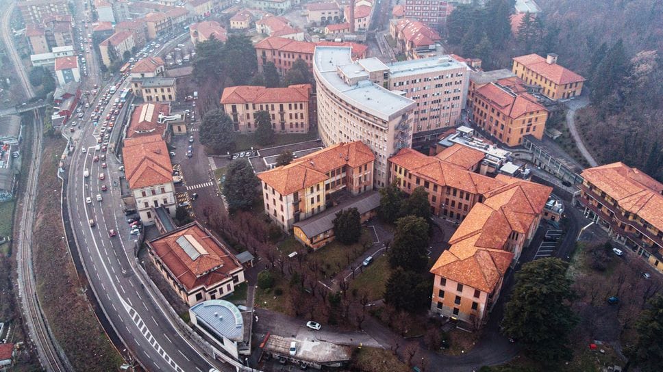 Una visione aerea del vecchio ospedale Sant’Anna, inaugurato nel 1932 sui terreni   donati dalla nobildonna Teresa Rimoldi