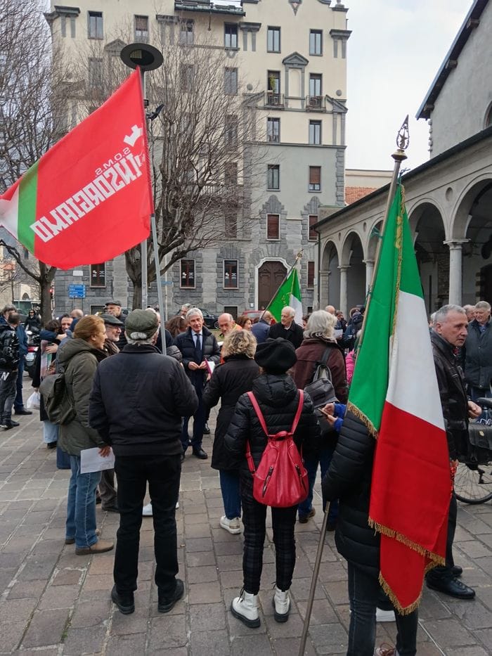 Il presidio di Anpi e Arci fuori dal tribunale a sostendo di Cecco Bellosi