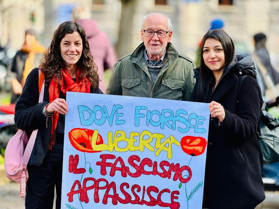 Cecco Bellosi al centro di un gruppo di persone che si sono presentate fuori dal tribunale di Como per sostenerlo nel giorno dell’inizio del processo contro di lui
