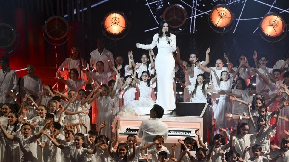 Momento scenografico con Laura Pausini e il coro dell’Antoniano