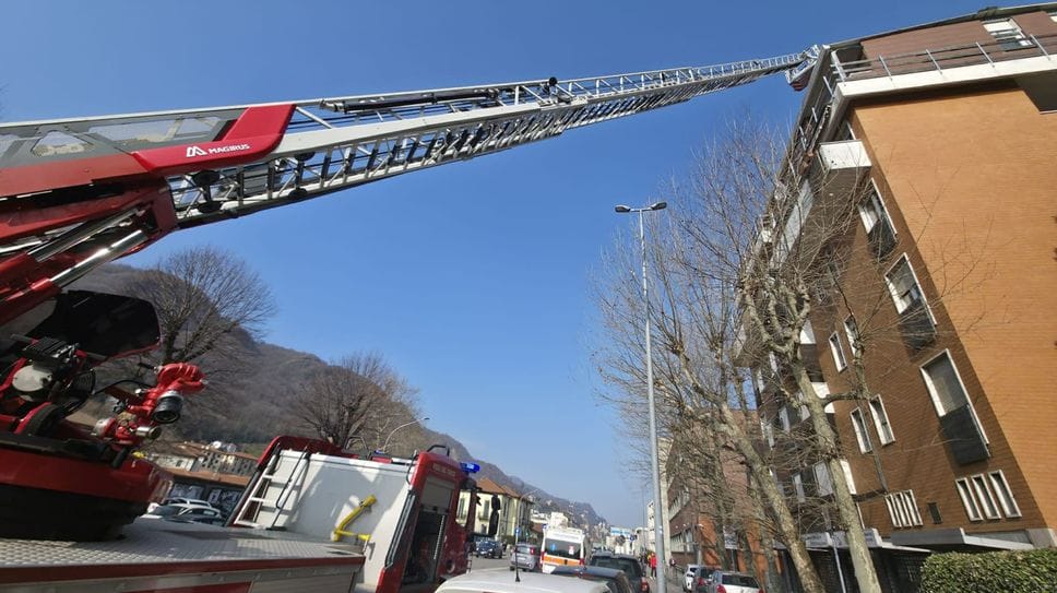 L’intervneto di soccorso in una palazzina situata vicino alla questura