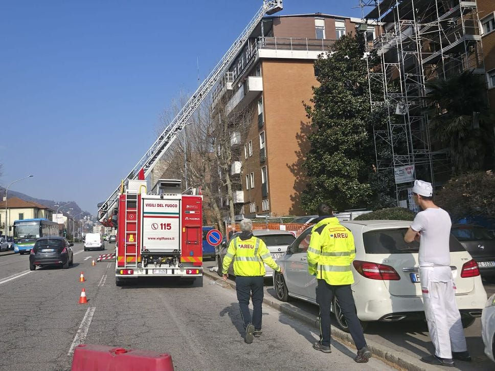 Incendio sul tetto di una palazzina in ristrutturazione in viale Roosevelt