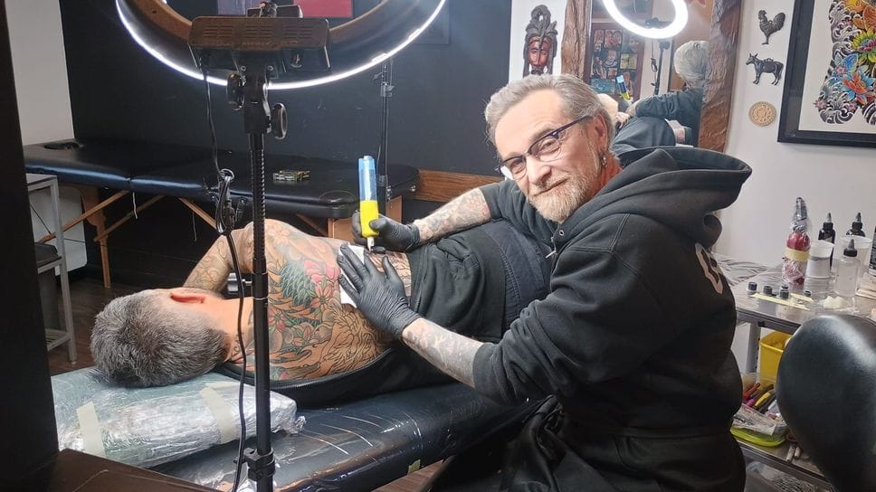 Gabriele Andresi all’opera sulla schiena di un cliente