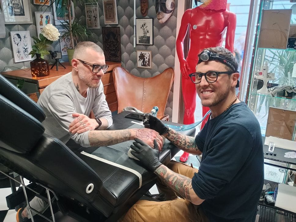 Fabio Nicora all’opera sulla mano di un cliente