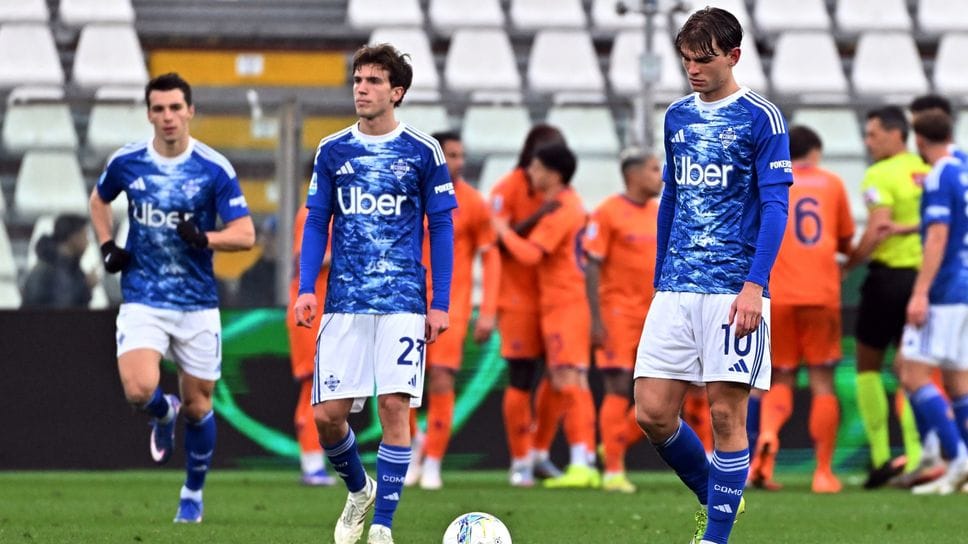 La delusione sui volti dei giocatori del Como per la sconfitta casalinga con la Fiorentina, il 14 febbraio