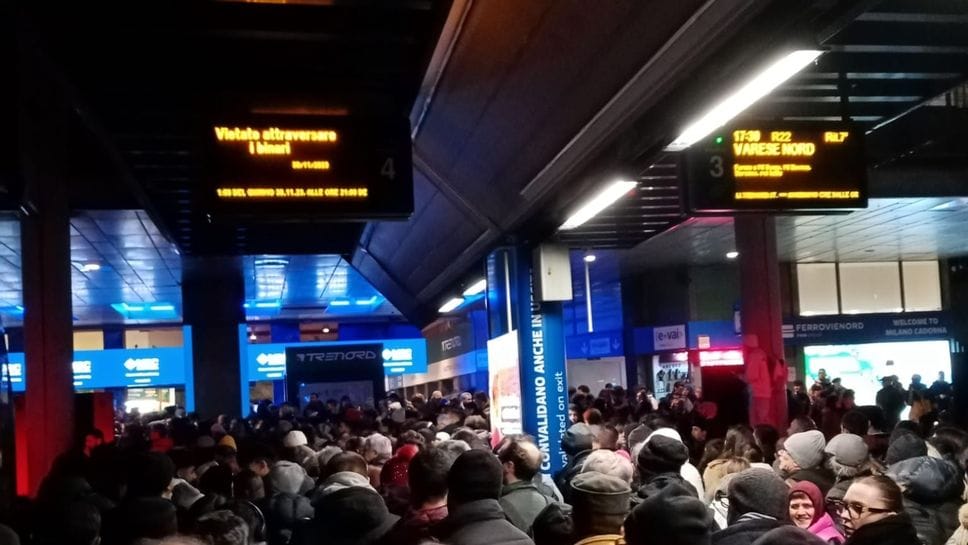 Una folla di pendolari in stazione a Milano Cadorna in un giorno di sciopero