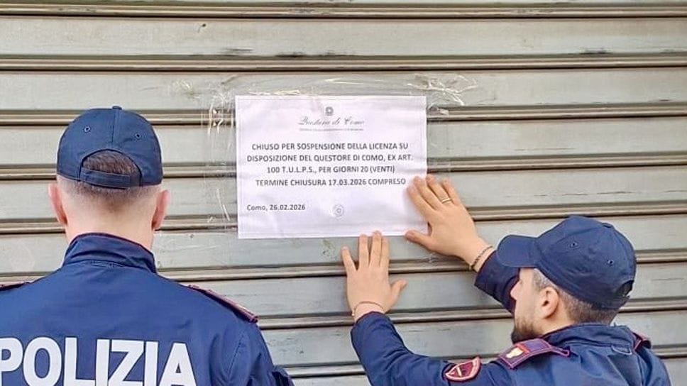 L'avviso apposto ieri mattina dalla polizia di Stato sulla serranda del bar