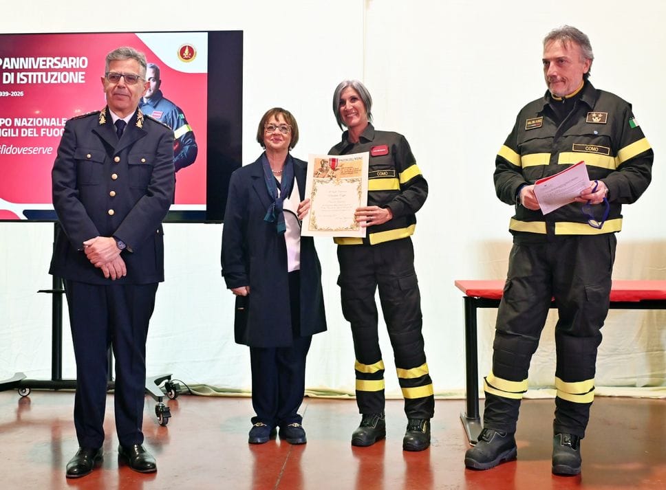 87 ESIMO ANNIVERSARIO DI FONDAZIONE CORPO DEI VIGILI DEL FUOCO BENEMERENZE ALLA PRESENZA DEL COMANDANTE ANTONIO PUGLIESE E DEL PREFETTO VICARIO LUCREZIA ANNA MARIA LOIZZO PREMIATA ELISABETTA CAPPI: A DESTRA GENNARO DI MAIO