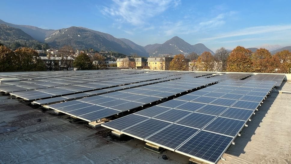 Un impianto fotovoltaico sulla copertura di un capannone
