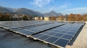 Un impianto fotovoltaico sulla copertura di un capannone