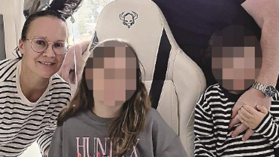 Leonardo (a destra) con papà Viktor, mamma Olga e la sorella Kseniia