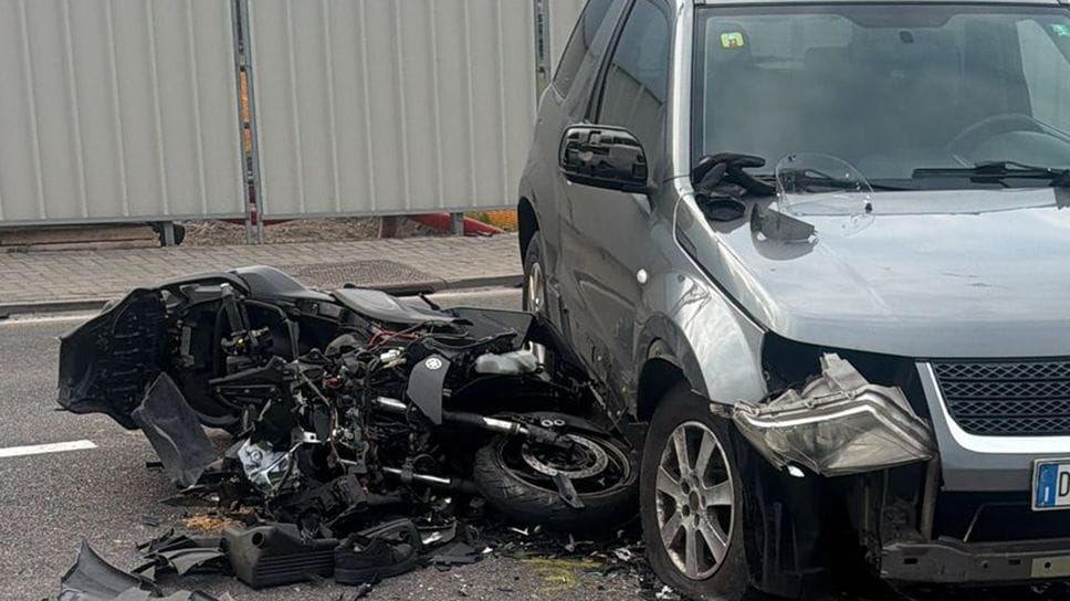 Il tremendo impatto tra la moto del giovane e l’auto