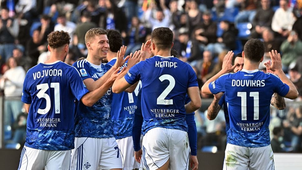 La festa dei giocatori del Como per un’altra vittoria importante