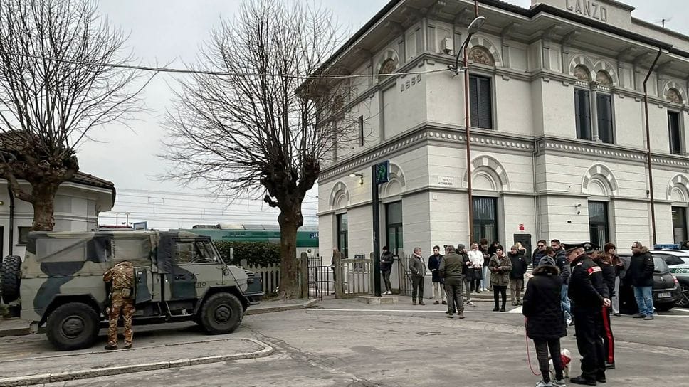 Un mezzo dell’esercito alla stazione di Canzo